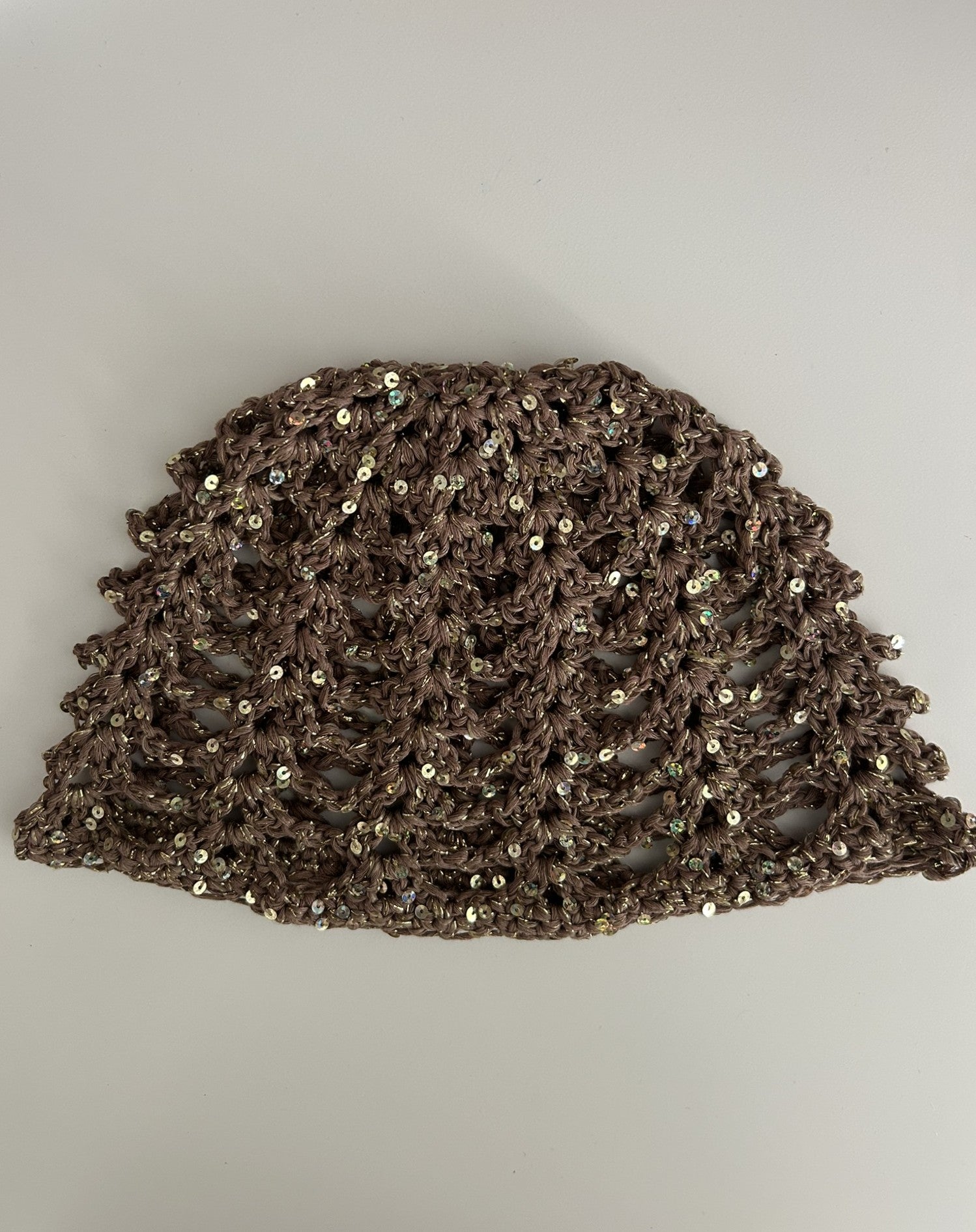 Bonnet en filet au crochet – Fait main | By Kamina