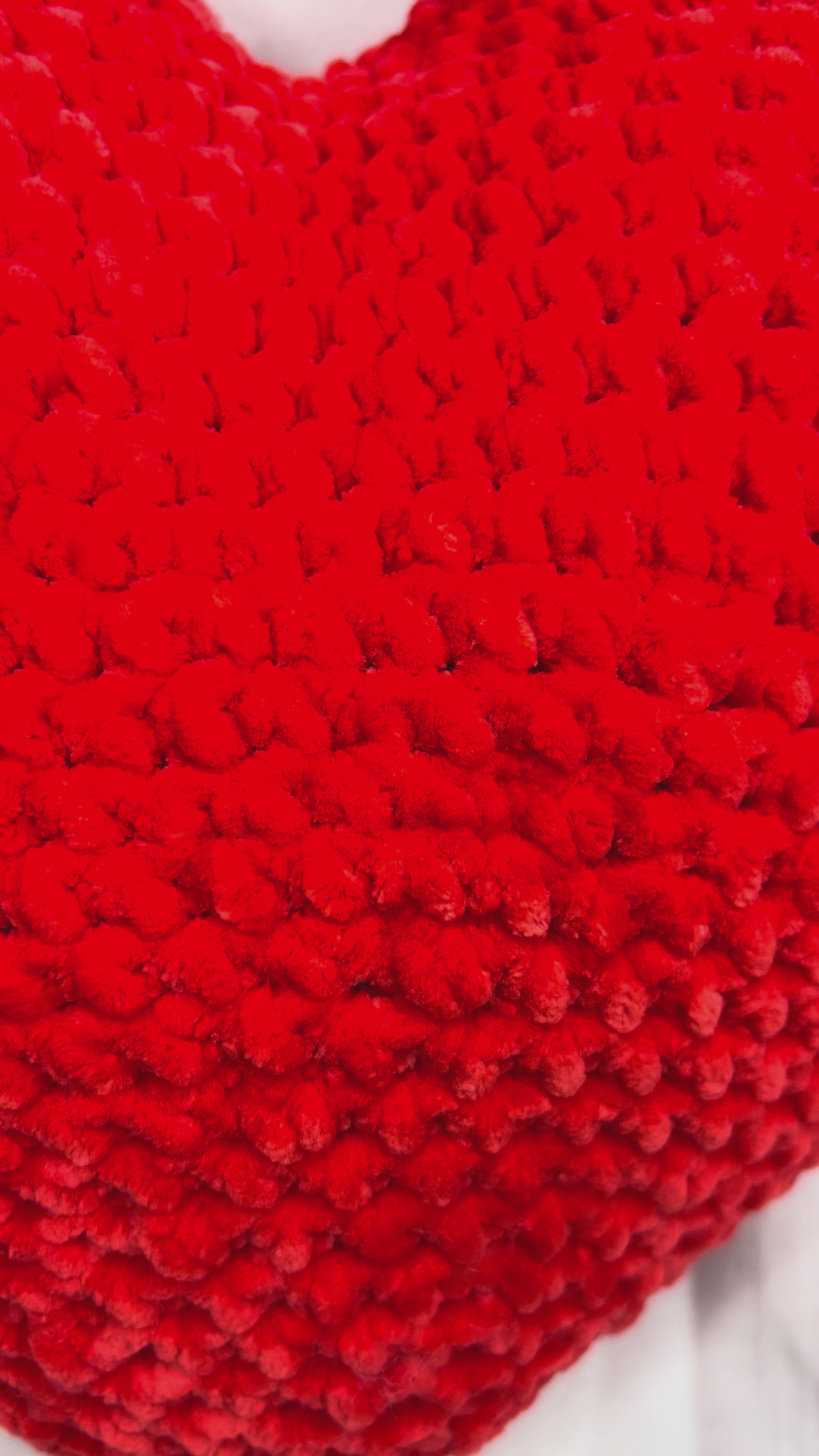 Coussin coeur au crochet fait main - Décoration romantique et cadeau Saint-Valentin